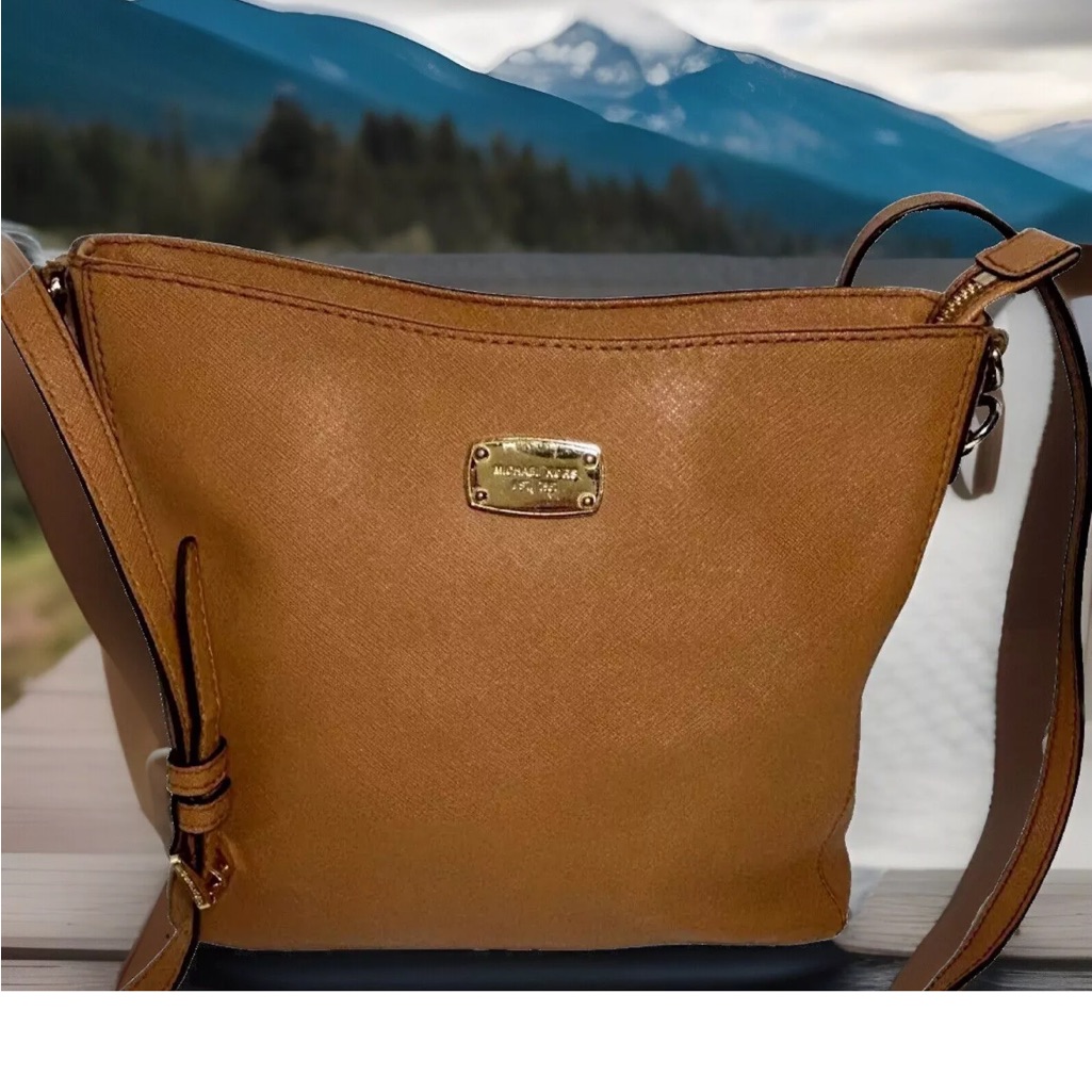 Michael Kors Jetset Messenger Brown Leather Bag, Goes W/ Almost Anything.